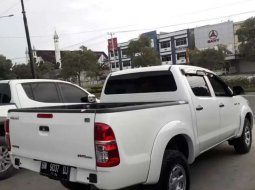 Jual cepat Toyota Hilux E 2014 di Riau 5