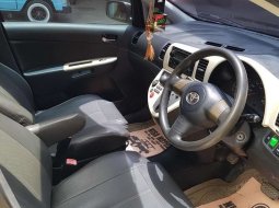 Kalimantan Selatan, Toyota Wish 1.8 MPV 2004 kondisi terawat 4