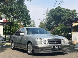 Jual mobil Mercedes-Benz E-Class E 230 1996 bekas, Jawa Barat 6