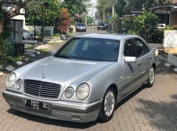 Jual mobil Mercedes-Benz E-Class E 230 1996 bekas, Jawa Barat 2