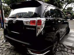 Jawa Timur, Toyota Venturer 2017 kondisi terawat 1