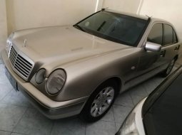 DIY Yogyakarta, Dijual mobil Mercedes-Benz 230E 2.3 Manual 1998 bekas  6