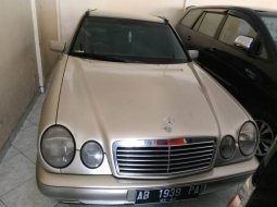 DIY Yogyakarta, Dijual mobil Mercedes-Benz 230E 2.3 Manual 1998 bekas  7