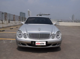 Dijual Cepat Mercedes-Benz E-Class 260 2005 di DKI Jakarta 4