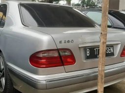 Jual Mobil Bekas Mercedes-Benz E-Class 260 2001 di DKI Jakarta 3