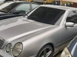 Jual Mobil Bekas Mercedes-Benz E-Class 260 2001 di DKI Jakarta 1