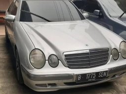 Jual Mobil Bekas Mercedes-Benz E-Class 260 2001 di DKI Jakarta 2