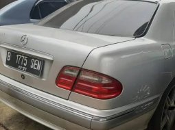 Jual Mobil Bekas Mercedes-Benz E-Class 260 2001 di DKI Jakarta 5
