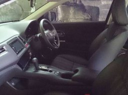 Mobil Honda HR-V 2015 E CVT dijual, Jawa Tengah 6
