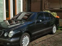 Mobil Mercedes-Benz E-Class 2000 260 dijual, Jawa Barat 1