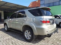 Mobil Toyota Fortuner 2011 G terbaik di Riau 5