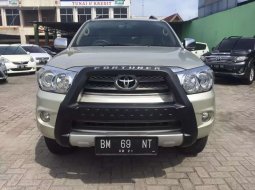 Mobil Toyota Fortuner 2011 G terbaik di Riau 1