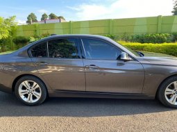 Jual Mobil BMW 3 Series 320i 2013 Terawat di Bekasi 4