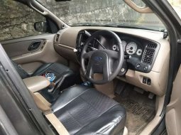 Jual mobil Ford Escape XLT 2004 bekas, DKI Jakarta 5