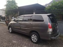 Mobil Toyota Kijang Innova 2011 2.0 G dijual, Jawa Timur 4