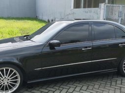 Mobil Mercedes-Benz E-Class 2005 260 dijual, Jawa Timur 8