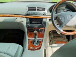 Mobil Mercedes-Benz E-Class 2005 260 dijual, Jawa Timur 4