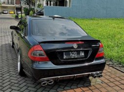 Mobil Mercedes-Benz E-Class 2005 260 dijual, Jawa Timur 3