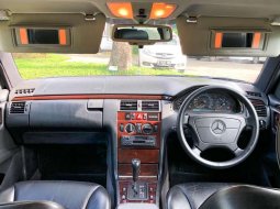 Jual mobil Mercedes-Benz E-Class E 320 1997 bekas, Banten 10