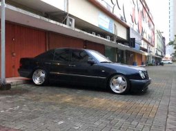 Jual mobil Mercedes-Benz E-Class E 320 1997 bekas, Banten 3