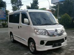 Jual Daihatsu Luxio 2017 harga murah di Jawa Tengah 1