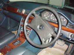Dijual mobil Mercedes-Benz 230E W124 2.3 Automatic 1988 di Bekasi  2