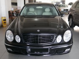 Jual Mobil Bekas Mercedes Benz E-Class E 240 Elegant AT V6 2004 area Klaten, Jawa Tengah 6