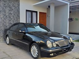 Dijual Mobil Mercedes-Benz E-Class E 240 AT 2001 Elegance di Jawa Tengah 9