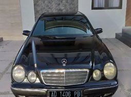 Dijual Mobil Mercedes-Benz E-Class E 240 AT 2001 Elegance di Jawa Tengah 8