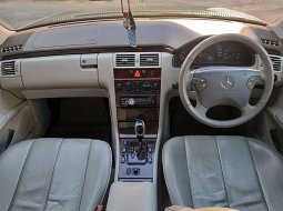 Dijual Mobil Mercedes-Benz E-Class E 240 AT 2001 Elegance di Jawa Tengah 6