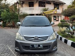 Dijual Mobil Toyota Kijang Innova 2.5 AT V Diesel 2010 di Jawa Timur 7