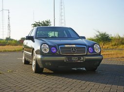Dijual Mobil Bekas Mercedes Benz E230 2.3 AT 1997  New Eyes Hitam Surabaya 7