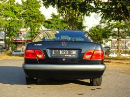 Dijual Mobil Bekas Mercedes Benz E230 2.3 AT 1997  New Eyes Hitam Surabaya 1