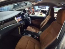 Dijual Cepat Toyota Kijang Innova V 2017 di Jawa Timur 3