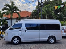 Dijual Mobil Toyota Hiace Commuter 2.5 MT Diesel Silver 2015 Surabaya 1