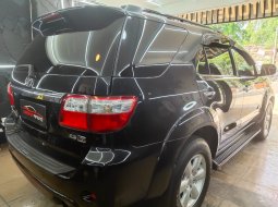 Dijual cepat mobil Toyota Fortuner 2.5 G Matic 2010 Hitam di DKI Jakarta 2