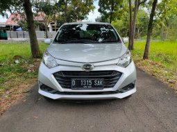 Jual Mobil Bekas Daihatsu Sigra 1.0 M M/T 2018 Silver di Jawa Barat 1