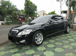 Dijual Mobil Mercedes-Benz S-Class S300 L 2009 Jawa Timur 1