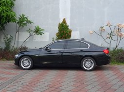 BMW 3 Series 320i 2018 Hitam 5