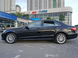 Jual Mercedes-Benz E300 Elegance 3.0 AT 2010 Hitam Sedan Surabaya 3