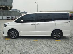 Toyota Voxy 2.0 AT 2018 Putih 7