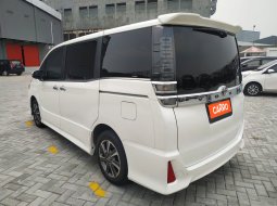 Toyota Voxy 2.0 AT 2018 Putih 6
