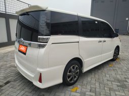 Toyota Voxy 2.0 AT 2018 Putih 4