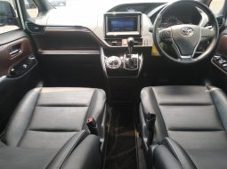 Toyota Voxy 2.0 AT 2018 Putih 2