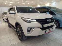 Toyota New Fortuner 2.4 VRZ AT 2017 Putih Km Rendah Murah 6