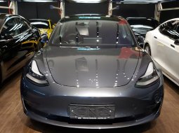 Brand New 2020 Tesla Model 3 Standard Range Plus Silver on Black 2