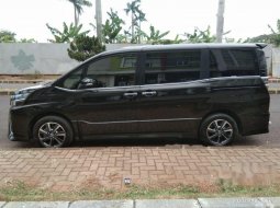 Jual cepat Toyota Voxy 2017 di Banten 6