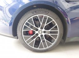 Brand New 2020 Porsche Taycan 4S Gentian Blue Metallic on Black 5