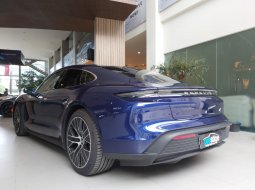 Brand New 2020 Porsche Taycan 4S Gentian Blue Metallic on Black 7