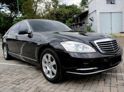 Mercedes-Benz S-Class 300 2008 Hitam 2